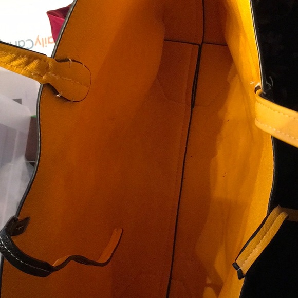 Beautiful Quality Tote Bag w/matching Wristlet - Picture 4 of 6